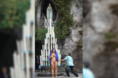 A artista Déborah de Robertis se desnuda no interior do Santuário de Lourdes.