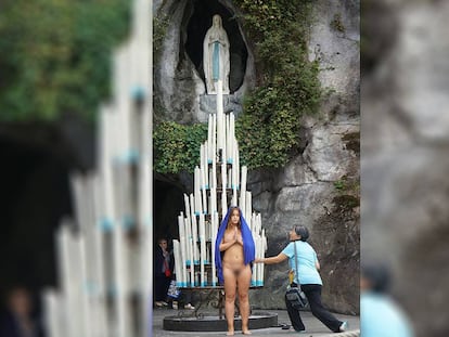 A artista Déborah de Robertis se desnuda no interior do Santuário de Lourdes.