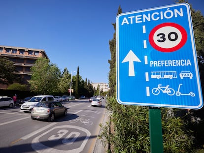 Calle Severo Ochoa de Granada con limitación de velocidad en uno de sus carriles a 30 kilómetros por hora.