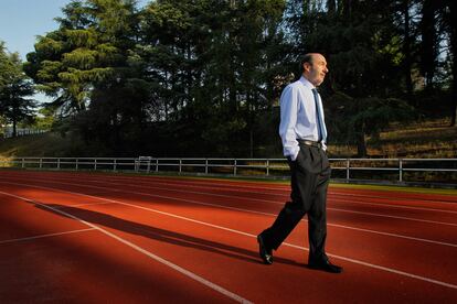 29 de junio de 2011. Alfredo Pérez Rubalcaba, vicepresidente primero del Gobierno, ministro del Interior y candidato del PSOE, en entrevista en una pista del INEF en la Ciudad Complutense de Madrid.