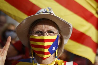 De acuerdo con la organización, han participado unas 400.000 personas, la cifra más baja en estas manifestaciones descontando la del año pasado, muy marcada por la pandemia. La Guardia Urbana de Barcelona ha reducido ese número hasta 108.000.