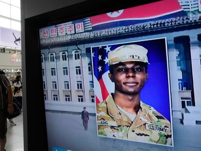 Una pantalla muestra la fotografía del soldado Travis King durante un programa de noticias en la estación de trenes de Seúl, en Corea del Sur.