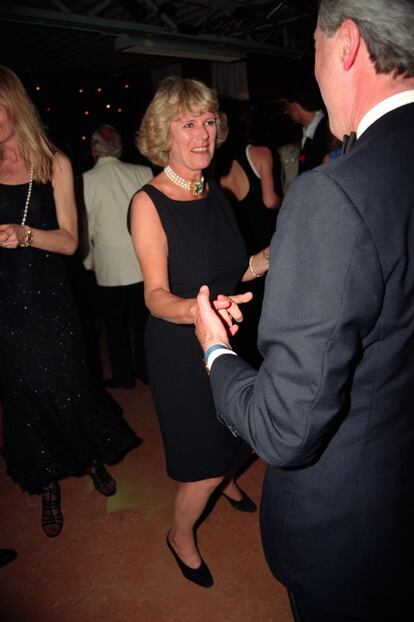Camilla Parker Bowles, hoy esposa de Carlos de Inglaterra, baila con su ahijado Henry Dent-Brocklehurst (de espaldas al objetivo). Londres, 1996