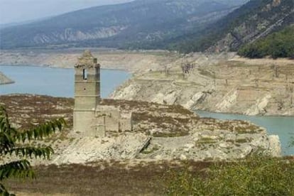 Imagen del pantano de Mediano (Huesca). En la torre de la iglesia se aprecia la marca del nivel que suele alcanzar el agua embalsada.