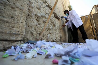 Operarios limpian de notas el Muro de las Lamentaciones el 25 de agosto.