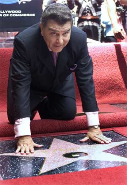 Don Francisco inaugura una placa en su honor en Hollywood en 2001.