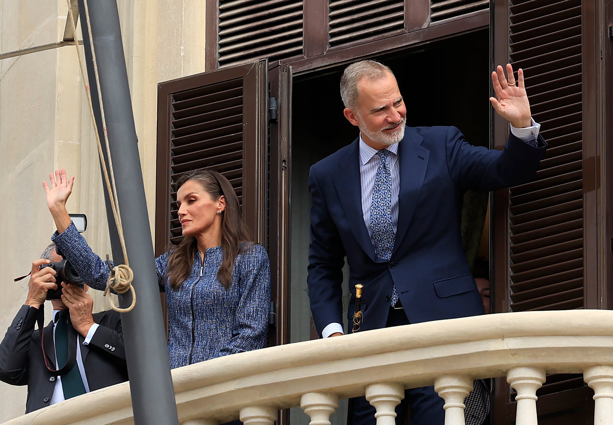 El rey Felipe VI y la reina Letizia, en el balcón del Ayuntamiento de Ceuta, este lunes.