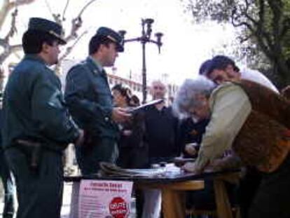 B sin nº (12/mar/00) -recibida por email- intervencion de la guardia civil de una de las urnas de la votacion por la deuda externa. -Francesc Santiago El punt del Maresme.