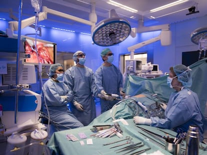 Un equip de cirurgia al Clínic de Barcelona.