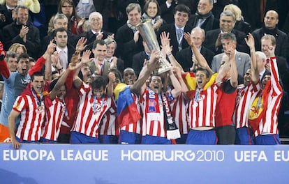 12 de mayo de 2010. El príncipe Felipe aplaude a Antonio López que levanta el trofeo de la Liga Europa, rodeado de sus compañeros del Atlético de Madrid, en Hamburgo (Alemania).