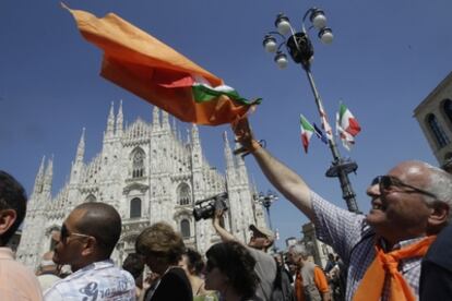 Seguidores de Giuliano Pisapia, candidato del centroizquierda a la alcaldía de Milán, celebran la victoria electoral en la Piazza del Duomo.