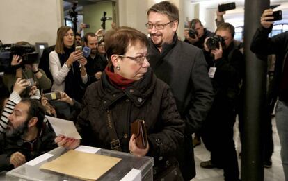 El candidat de Catalunya en Com-Podem, Xavier Domnech, espera el seu torn per votar a l'Escola Industrial de Barcelona.