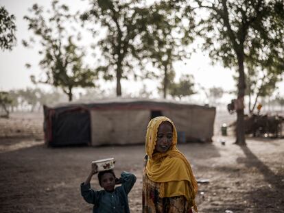 Una mujer y un niño de un tribu nómada del Sahel en las afueras de N'djamena, en Chad, el 10 de abril de 2021.