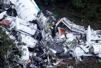 Trabalhadores de resgate no interior do avião acidentado.