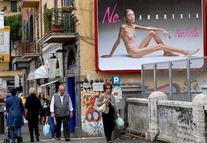 Un cartel gigante en el centro de Roma muestra a Isabelle Caro, una mujer desnuda y demacrada, como parte de una campaña contra la anorexia del fotógrafo italiano Oliviero Toscani, el 28 de septiembre de 2007.