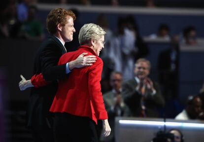 El representante Joseph P. Kennedy III con la senadora Elizabeth Warren durante la primera jornada de la Convención Nacional Demócrata 2016, en el Wells Fargo Center de Filadelfia, Pensilvania.