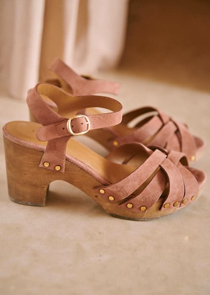 En ante rosa y con el tacón justo para estilizar sin perder comodidad, estos zuecos sandalia de Sézane se convertirán en tus favoritos para llevar con vaqueros. 150€.