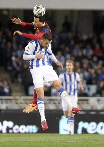 Sergio Busquets se eleva por encima de Seferovic.