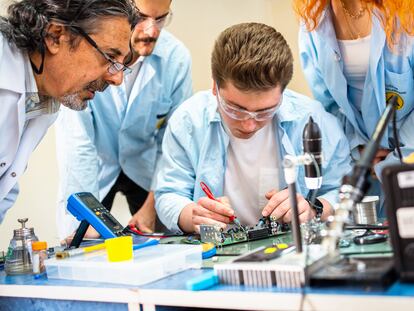 Un grupo de jóvenes y su profesor en un aula de Formación Profesional.