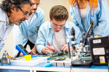 Un grupo de jóvenes y su profesor en un aula de Formación Profesional.