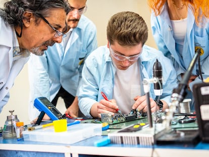 Un grupo de jóvenes y su profesor en un aula de Formación Profesional.