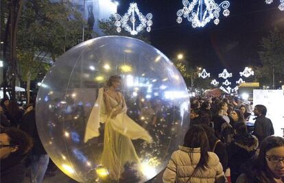 Iluminación navideña y comercios abiertos ayer por la noche en el paseo de Gràcia de Barcelona.