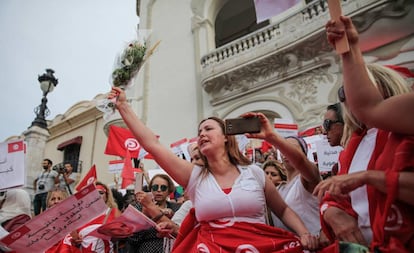 Una mujer levanta un ramo de flores durante la celebración del Día Nacional de la Mujer, el pasado 13 de agosto en la capital, Túnez.