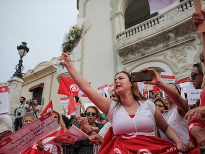 Una mujer levanta un ramo de flores durante la celebración del Día Nacional de la Mujer, el pasado 13 de agosto en la capital, Túnez.