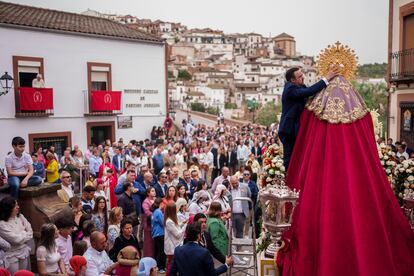 Un cofrade coloca la corona a la figura de la Virgen María Santísima del Amor y la Paz de Montoro, popularmente conocida como La Borriquita, en Montoro (Córdoba), el 24 de marzo.