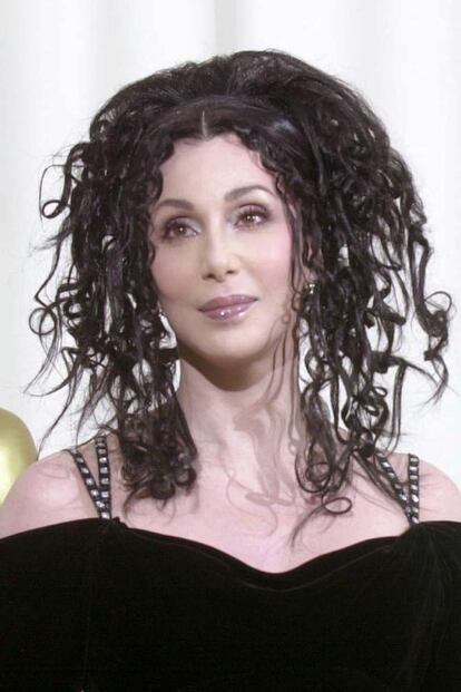 Razzie: Cher nos fascina con cada estilismo que pasea por la gala de Hollywood. Inclasificable su estilismo a lo cabeza de medusa en el año 2000.