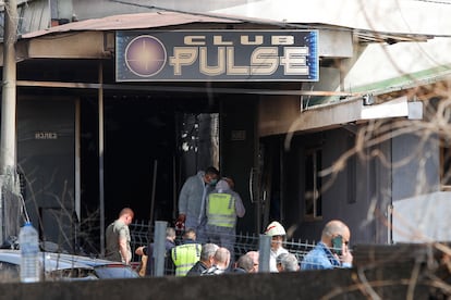 Personal de emergencias investigan en el exterior de la discoteca, este domingo.
