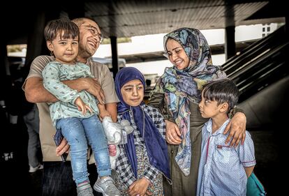 La esposa y los hijos de Said Hosaini, refugiado en España desde el año pasado, llegan a Valencia para unirse de nuevo. EL PAÍS retrata el reencuentro el 14 de septiembre. 