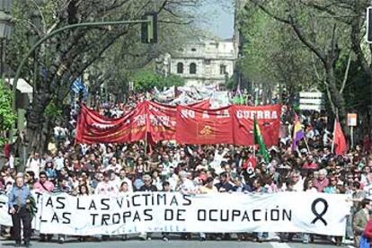 Manifestante contra la guerra durante la protesta convocada ayer en Sevilla.