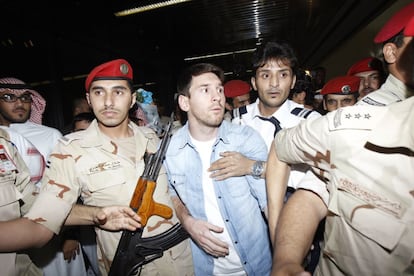 Messi es escoltado a su llegada a Riyadh.