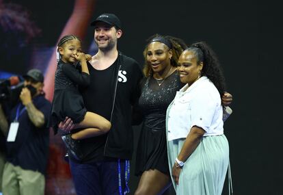 Serena Williams celebra su victoria junto a su esposo, su hija y su hermana Isha Price.