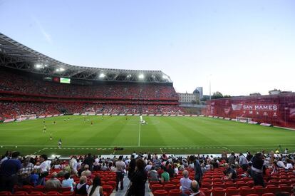 Seguidores del Athletic, en el nuevo San Mamés.