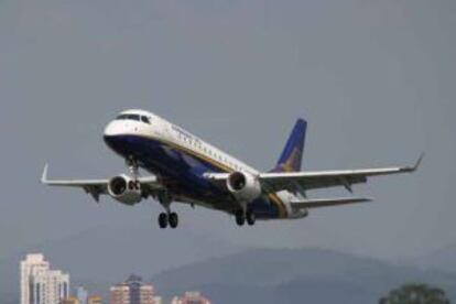 Un avi&oacute;n de Embraer despega. 