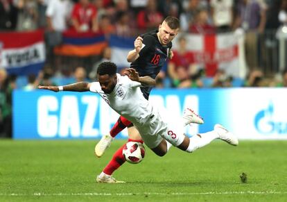 El inglés Danny Rose recibe la falta de Ante Rebic.