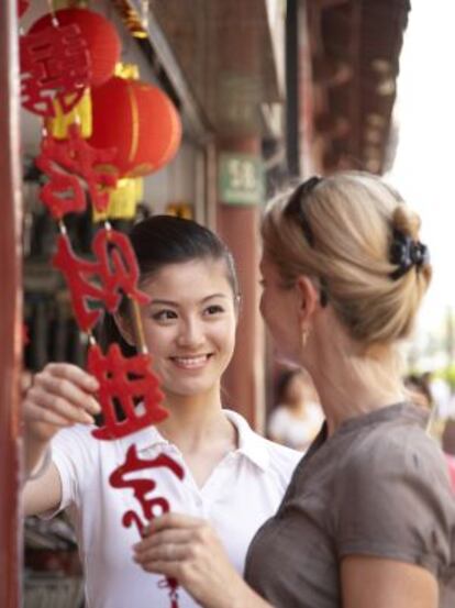 Una turista occidental en Shanghái (China).