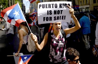 Protesta en Nueva York contra ejecutivos de fondos financieros que invierten en Puerto Rico, cuya deuda asciende a 73.000 millones de d&oacute;lares