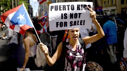 Protesta en Nueva York contra ejecutivos de fondos financieros que invierten en Puerto Rico, cuya deuda asciende a 73.000 millones de dólares
