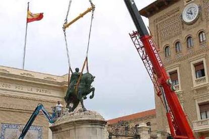 Momento en el que una grúa inicia la retirada de la estatua de Franco en la Academia Militar de Zaragoza.