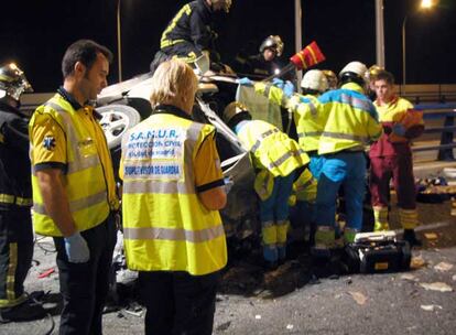 Bomberos y miembros del Samur intentan ayudar a las víctimas del accidente en la M-50.