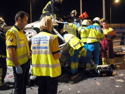 Bomberos y miembros del Samur intentan ayudar a las víctimas del accidente en la M-50.