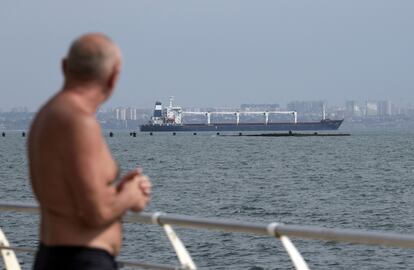 Ucrania reanudó este lunes sus exportaciones de grano, después de que zarpara de Odesa un barco cargado con maíz, el primero desde el inicio de la invasión rusa, el 24 de febrero. En la imagen, el barco cargado de cereal, en el puerto de la ciudad ucrania.