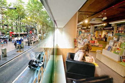 Vista de La Rambla desde la sección de gastronomía de la nueva tienda de Casa del Llibre.