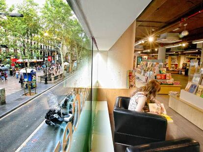 Vista de La Rambla desde la sección de gastronomía de la nueva tienda de Casa del Llibre.