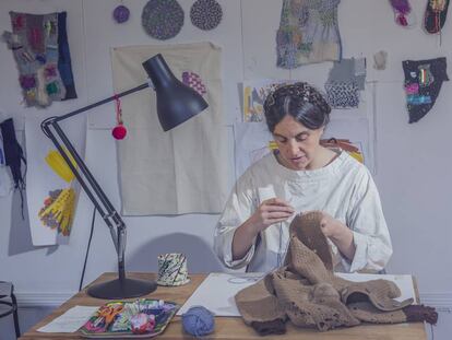 Celia Pym (Londres, 1978) se dedica a remendar prendas antiguas y a averiguar qué historias esconden. En su estudio, la artista recompone  y da vida a la ropa usada.