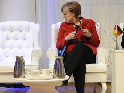 La presidenta alemana, &Aacute;ngela Merkel, mira la silla vac&iacute;a del presidente de EEUU, ayer, en una imagen tomada en La Haya. 