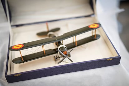 Un avión de juguete en su estuche en el Taller de porcelana y vidrio de Patrimonio Nacional, en el Palacio Real de Madrid, el 29 de mayo.